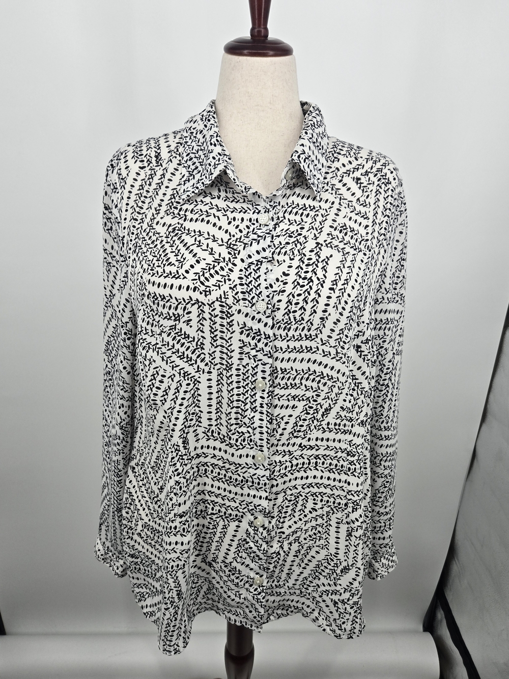 CAbi Black & White Abstract Leaf-Print Button Down Blouse XL (7668)